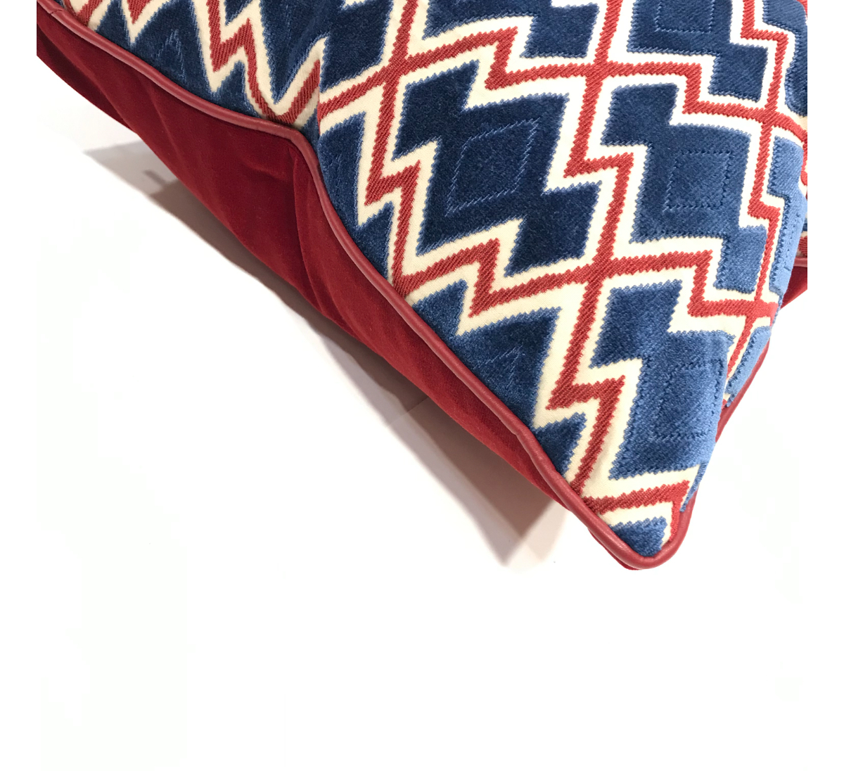 Подушка WOW Porcelain/ADAM & EVA Bordeaux Dedar, стоимость 25 000 руб.  Фотография 1